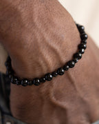 Pulsera de Espinela Negra y Turmalina Negra puesta, rodeando la muñeca