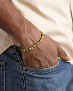 Pulsera de Jade Verde, Jaspe Unakita y Piedra Sol puesta, mano en el bolsillo