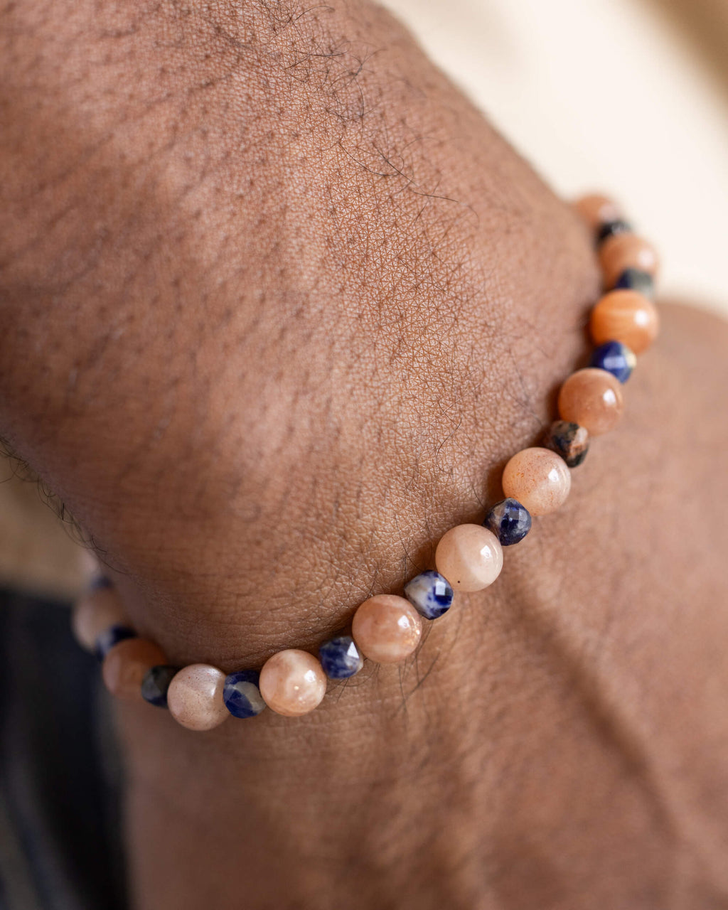 Pulsera de Piedra Sol y Sodalita puesta en la muñeca
