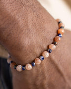 Pulsera de Piedra Sol y Sodalita puesta en la muñeca
