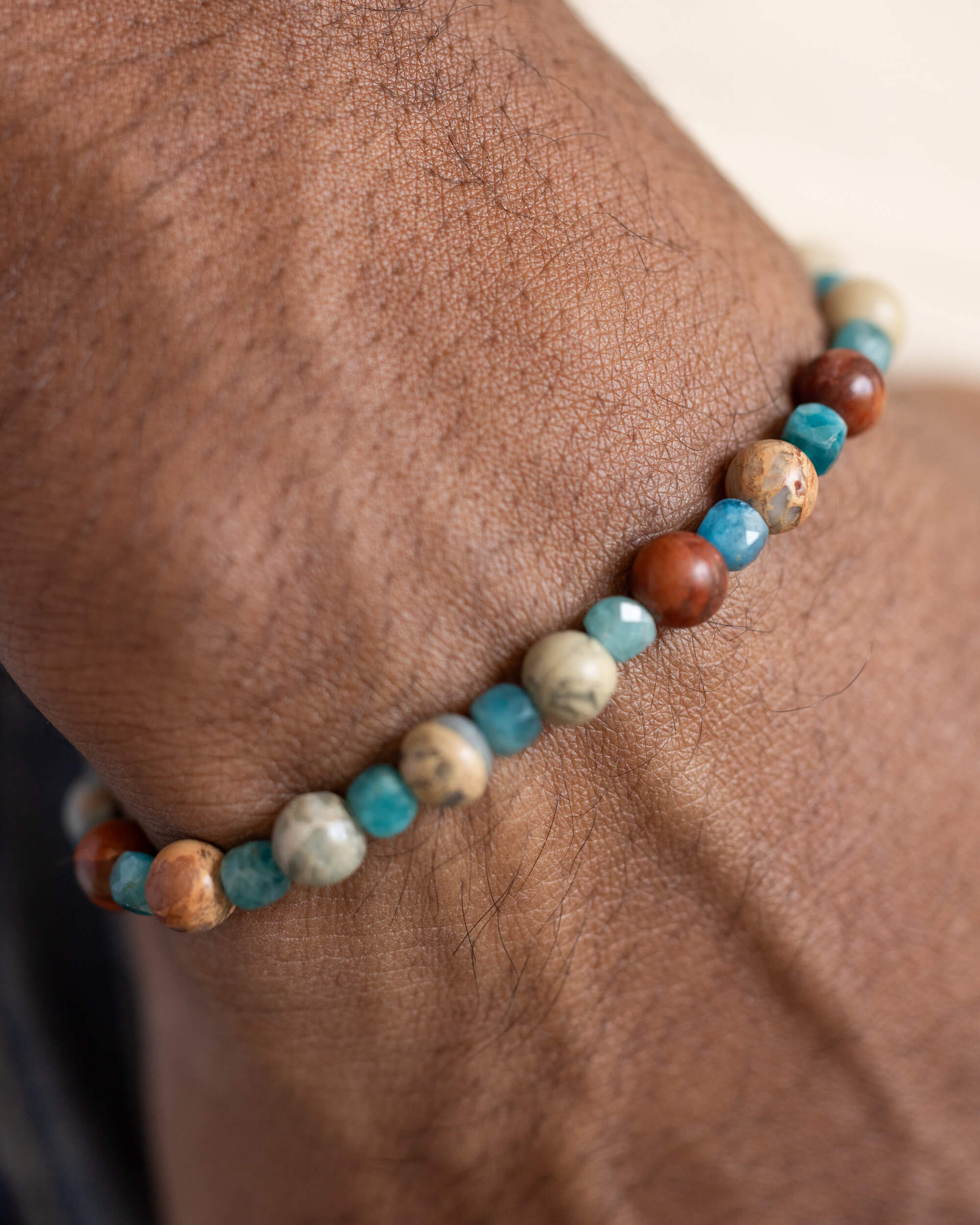 Pulsera de Apatita Azul y Shoushan puesta, rodeando la muñeca