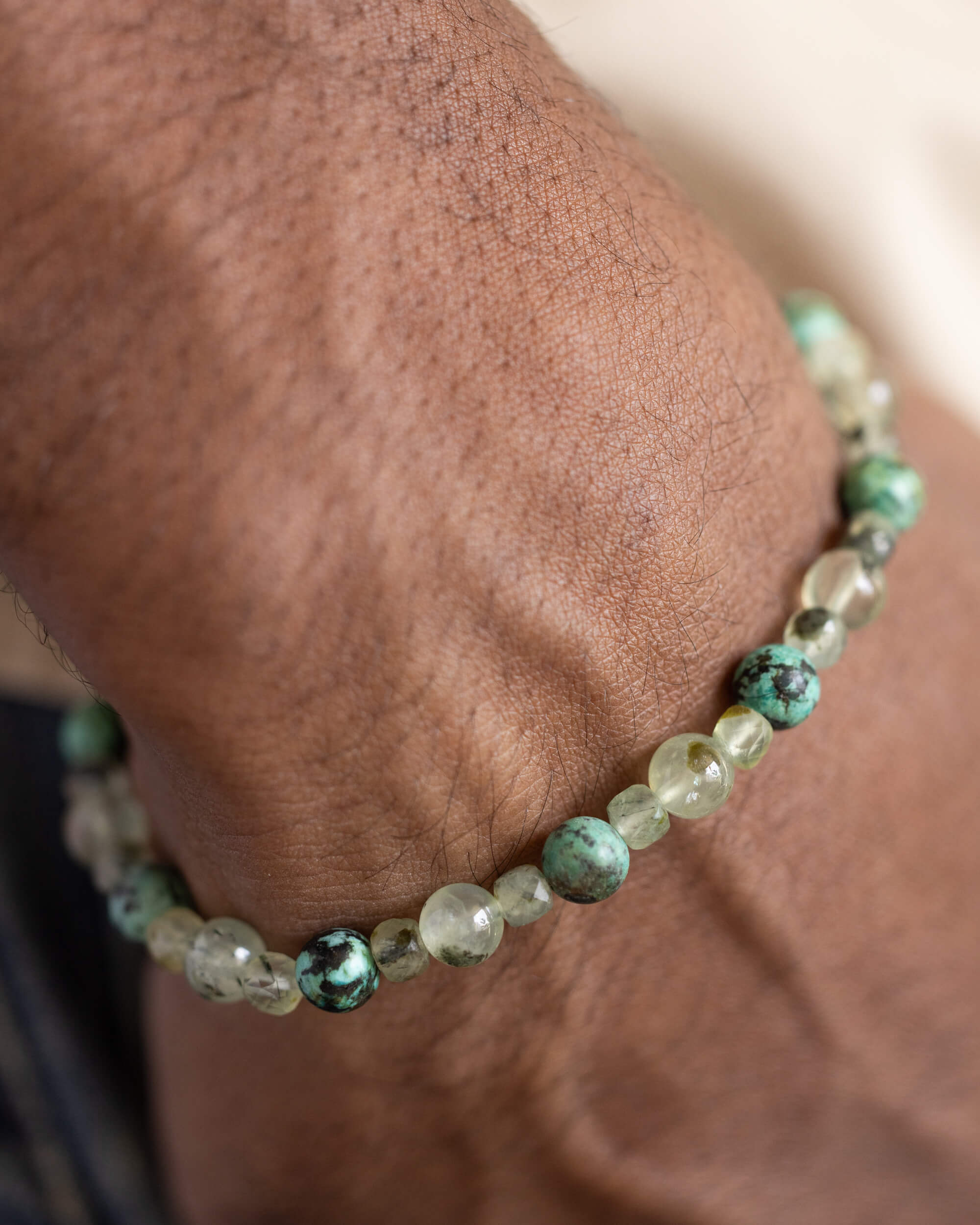 Pulsera de Turquesa Africana y Prehnita puesta en la muñeca