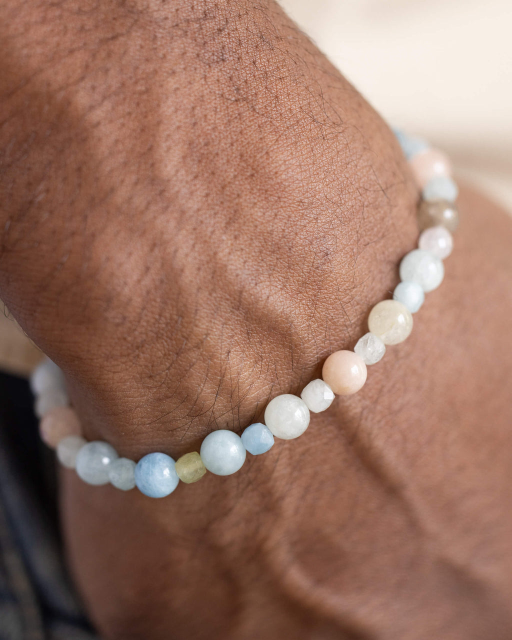 Pulsera de Morganita, Aguamarina y Esmeralda puesta, rodeando la muñeca