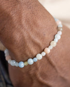 Pulsera de Morganita, Aguamarina y Esmeralda puesta, rodeando la muñeca