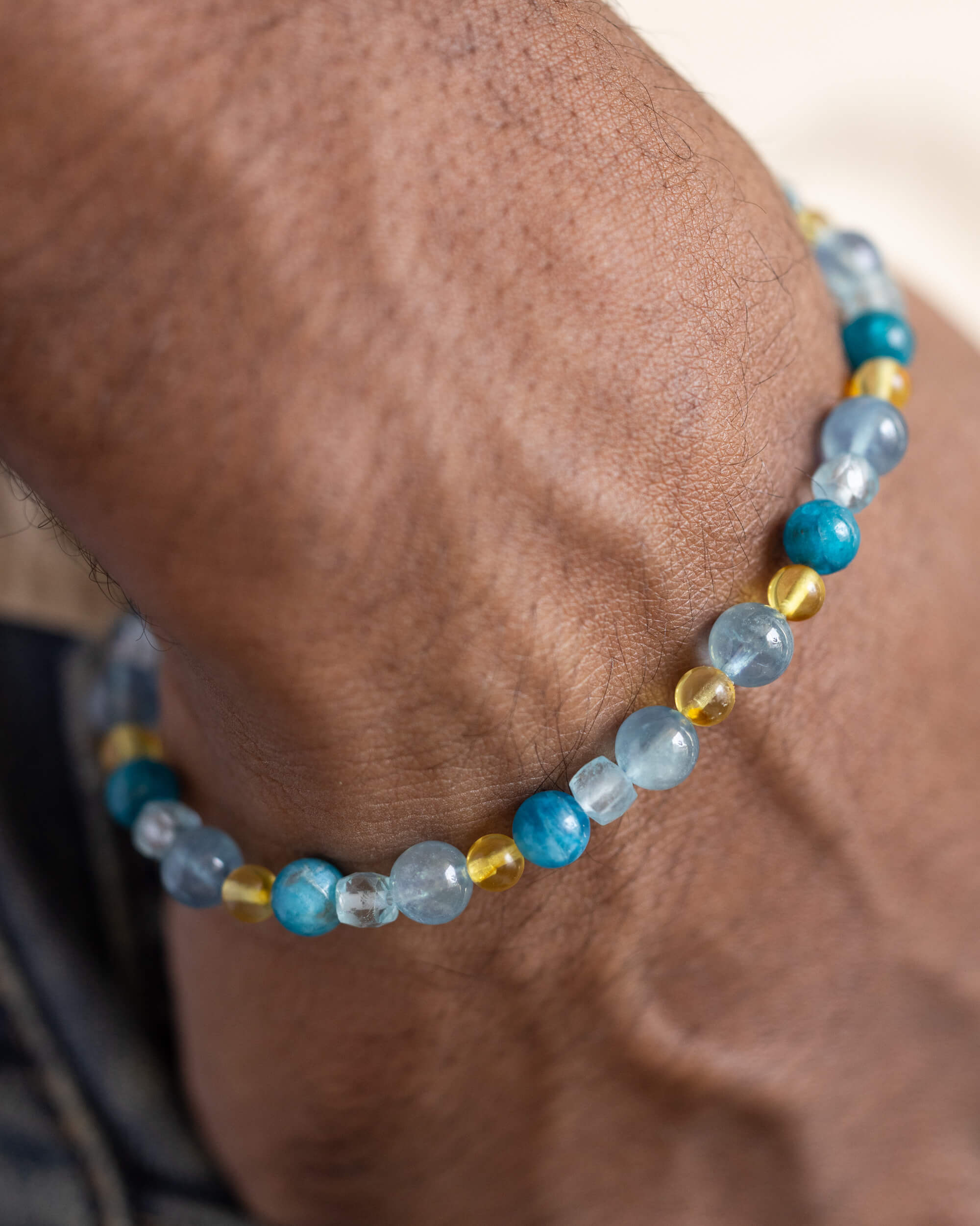 Pulsera de Aguamarina, Apatita Azul, Topacio Azul y Ámbar puesta en la muñeca