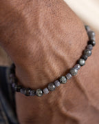 Pulsera de Labradorita, Tanzanita y Ojo de Halcón puesta en la muñeca