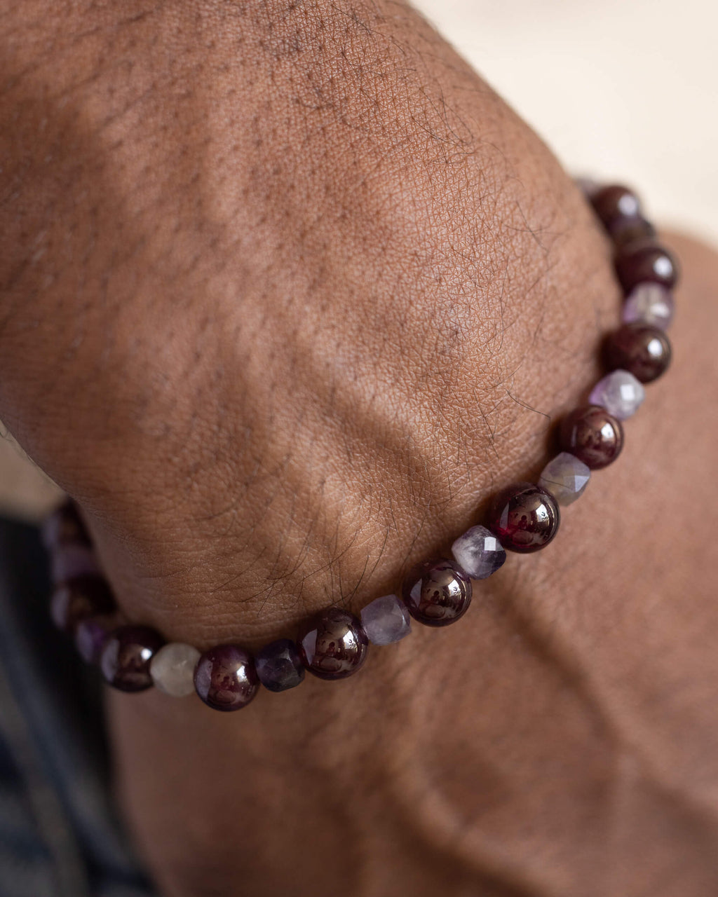 Pulsera de Granate Estrella y Amatista puesta en la muñeca