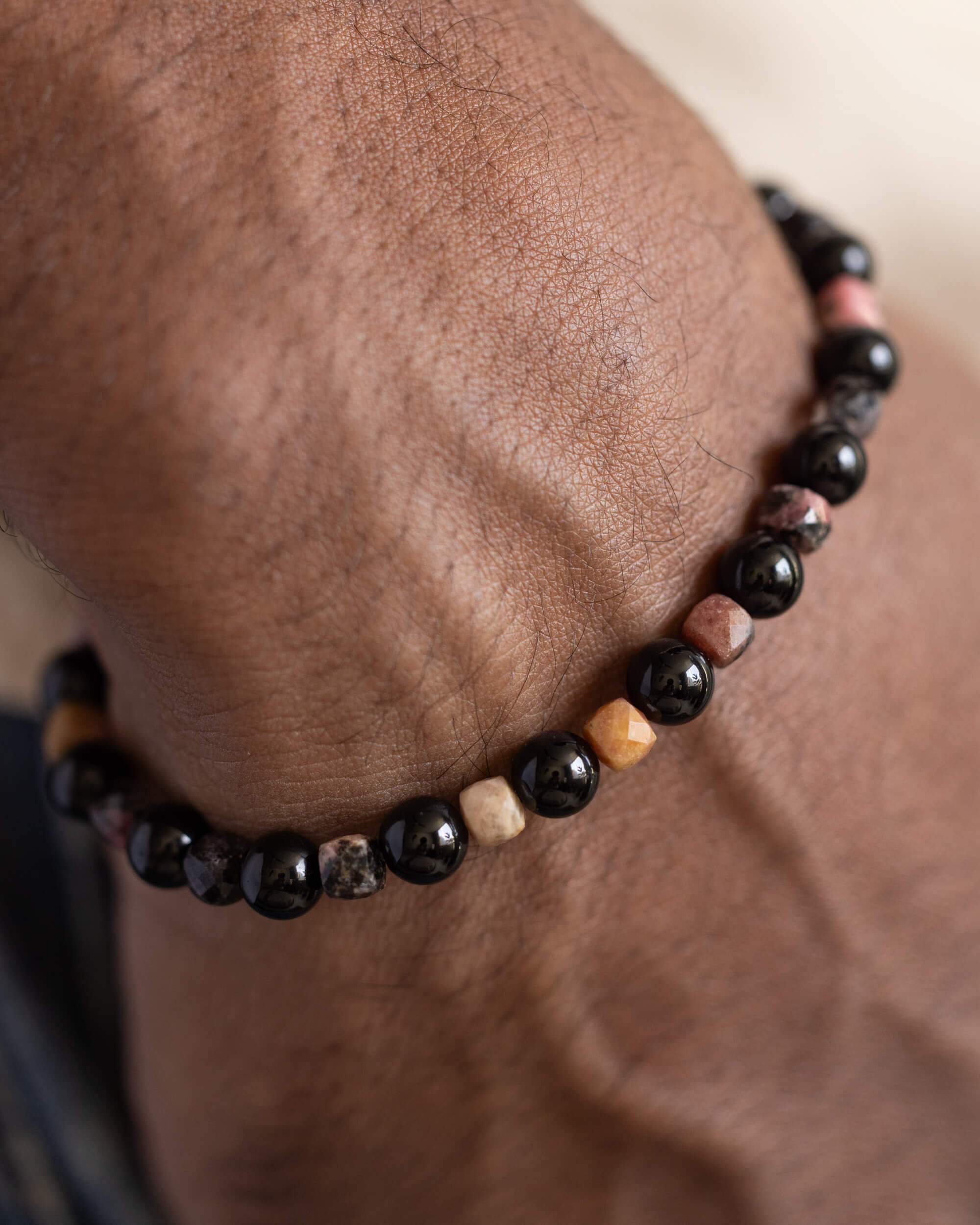 Pulsera de Turmalina Negra y Rodonita puesta, rodeando la muñeca