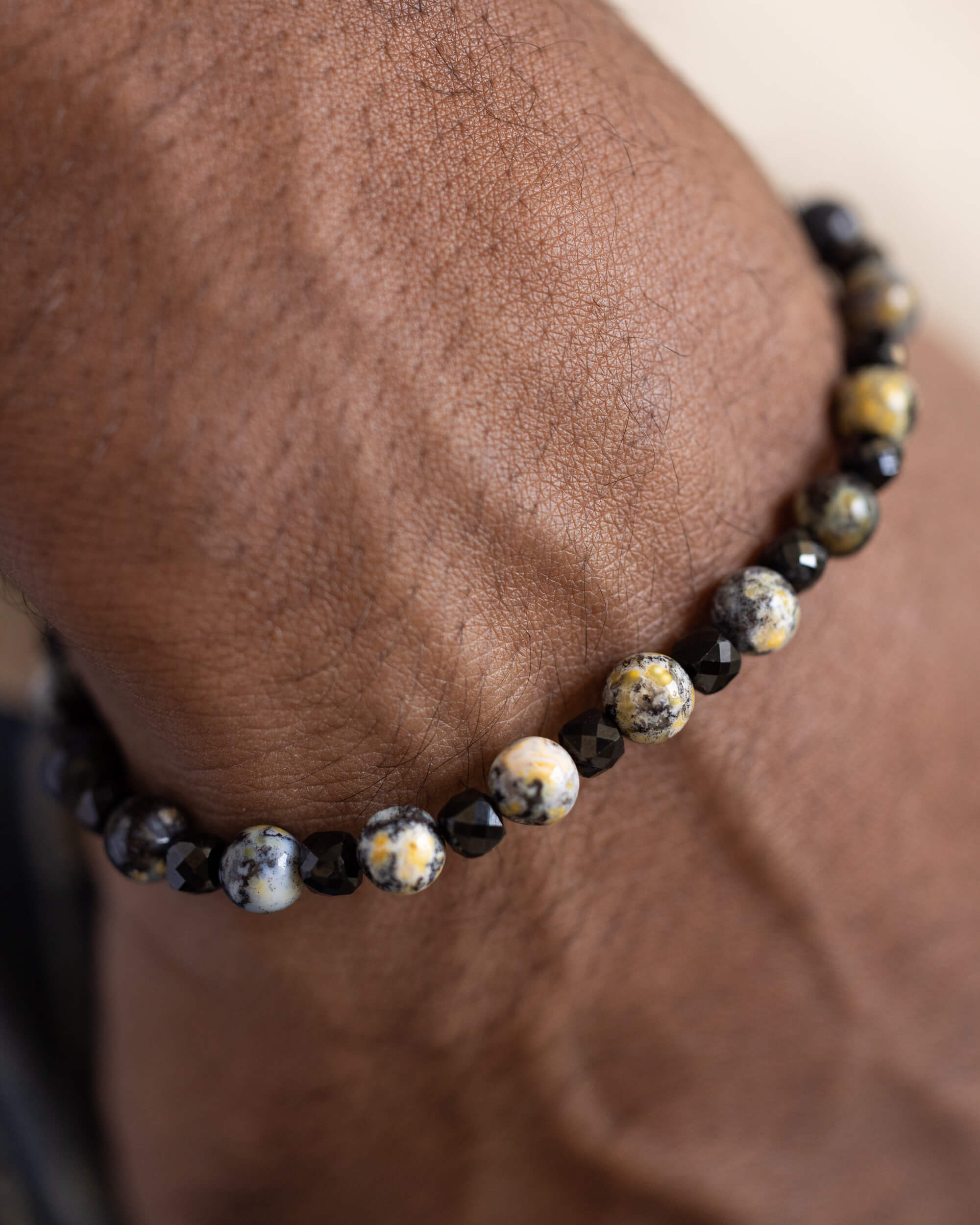 Pulsera de Espinela Negra y Jaspe Oceánico puesta en la muñeca