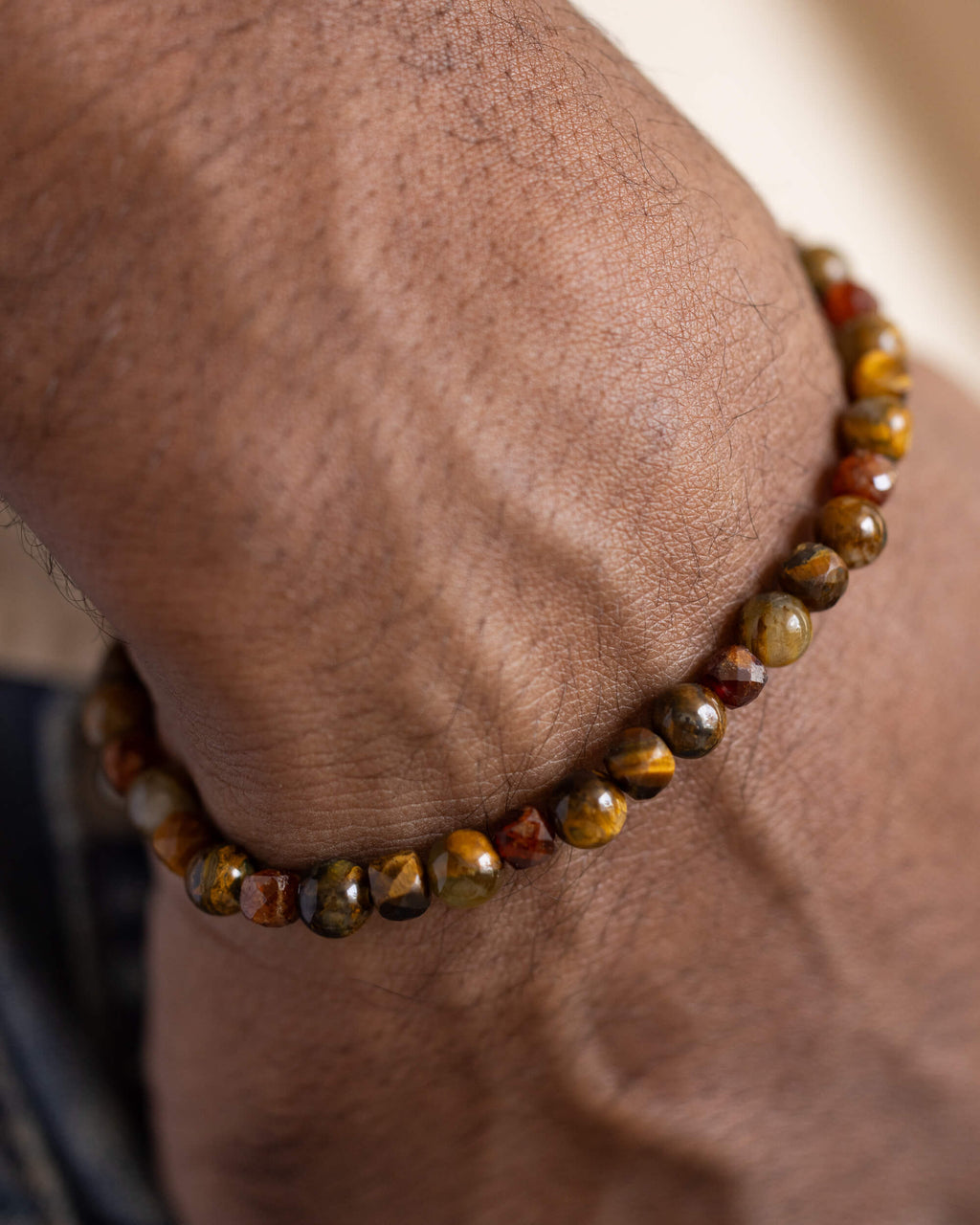 Pulsera de Pietersita y Granate Espesartina puesta en la muñeca