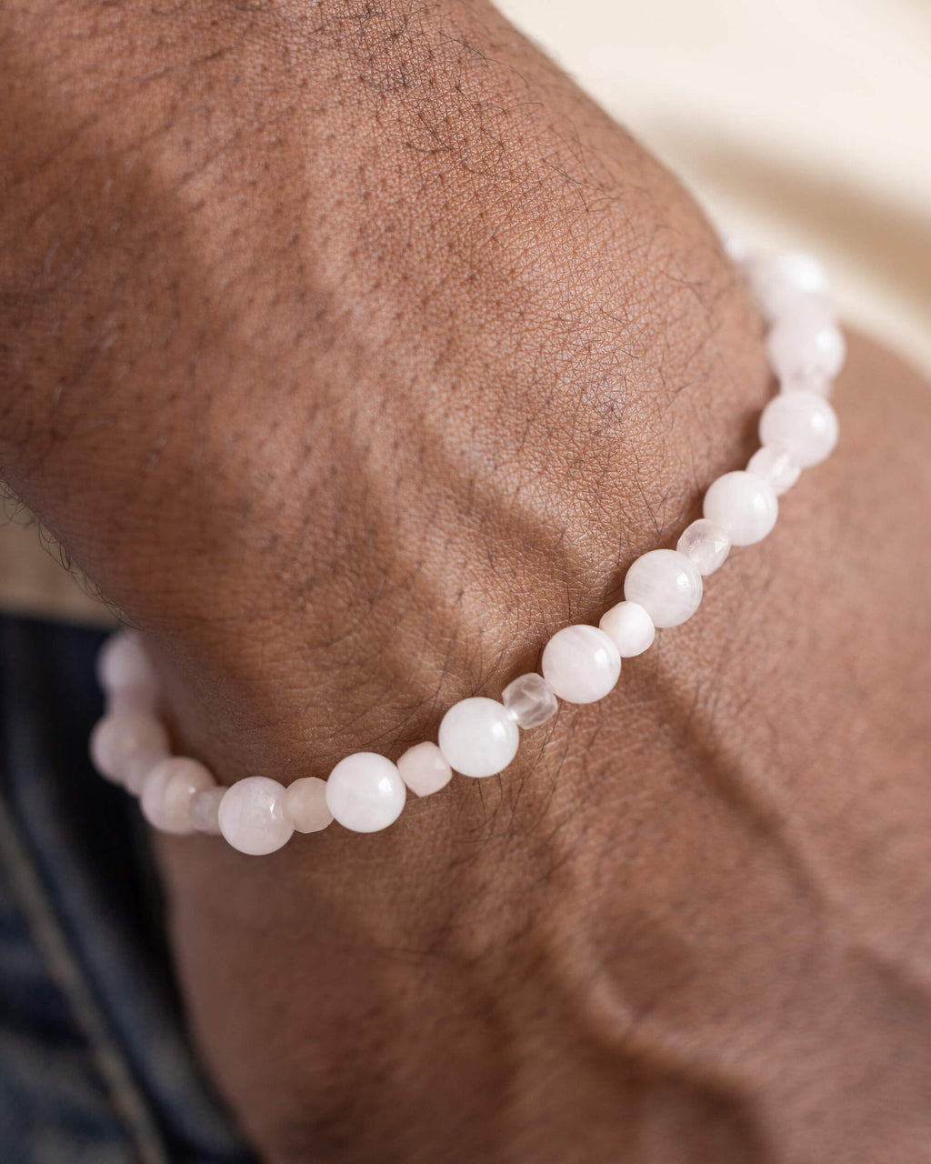 Pulsera de Cuarzo Rosa puesta en la muñeca