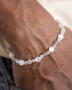 Pulsera de Labradorita, Ágata y Selenita puesta, asomando del bolsillo