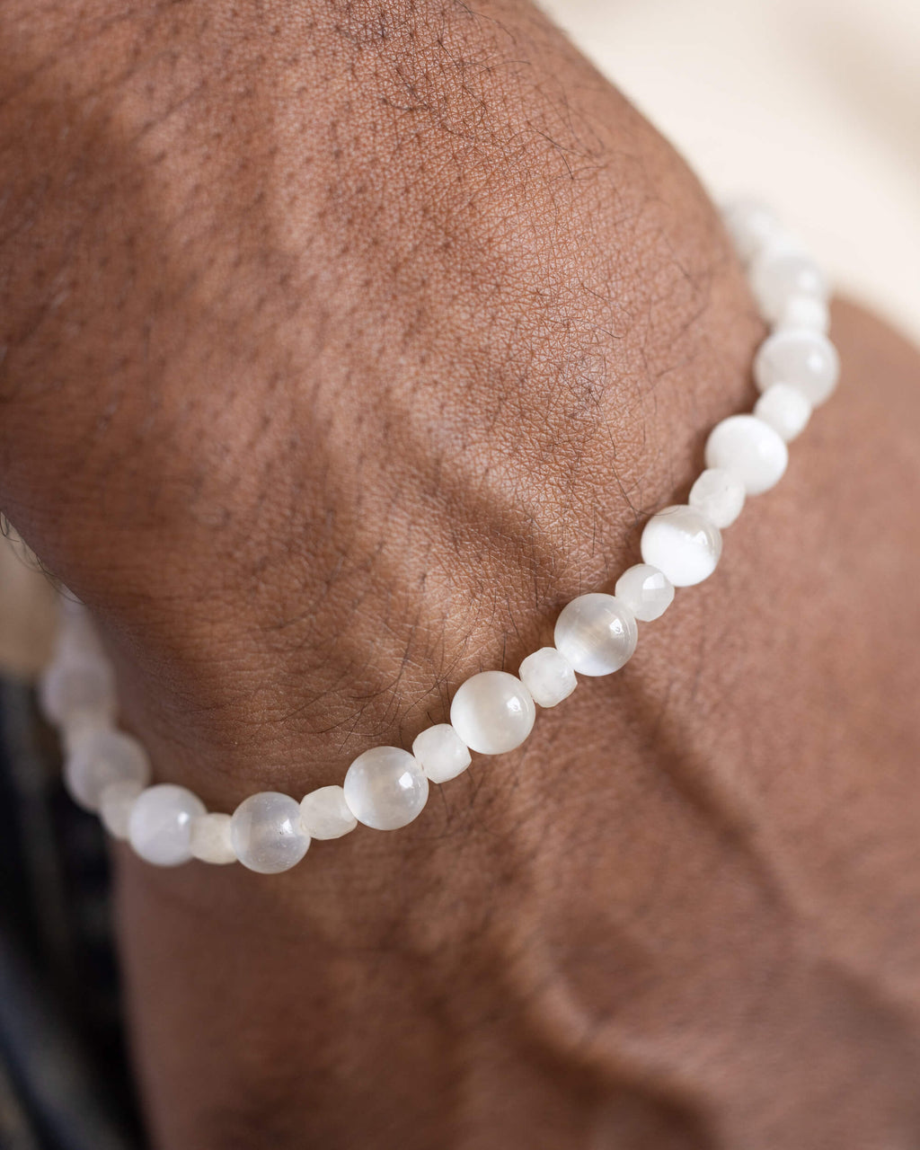 Pulsera de Selenita y Piedra Luna puesta en la muñeca