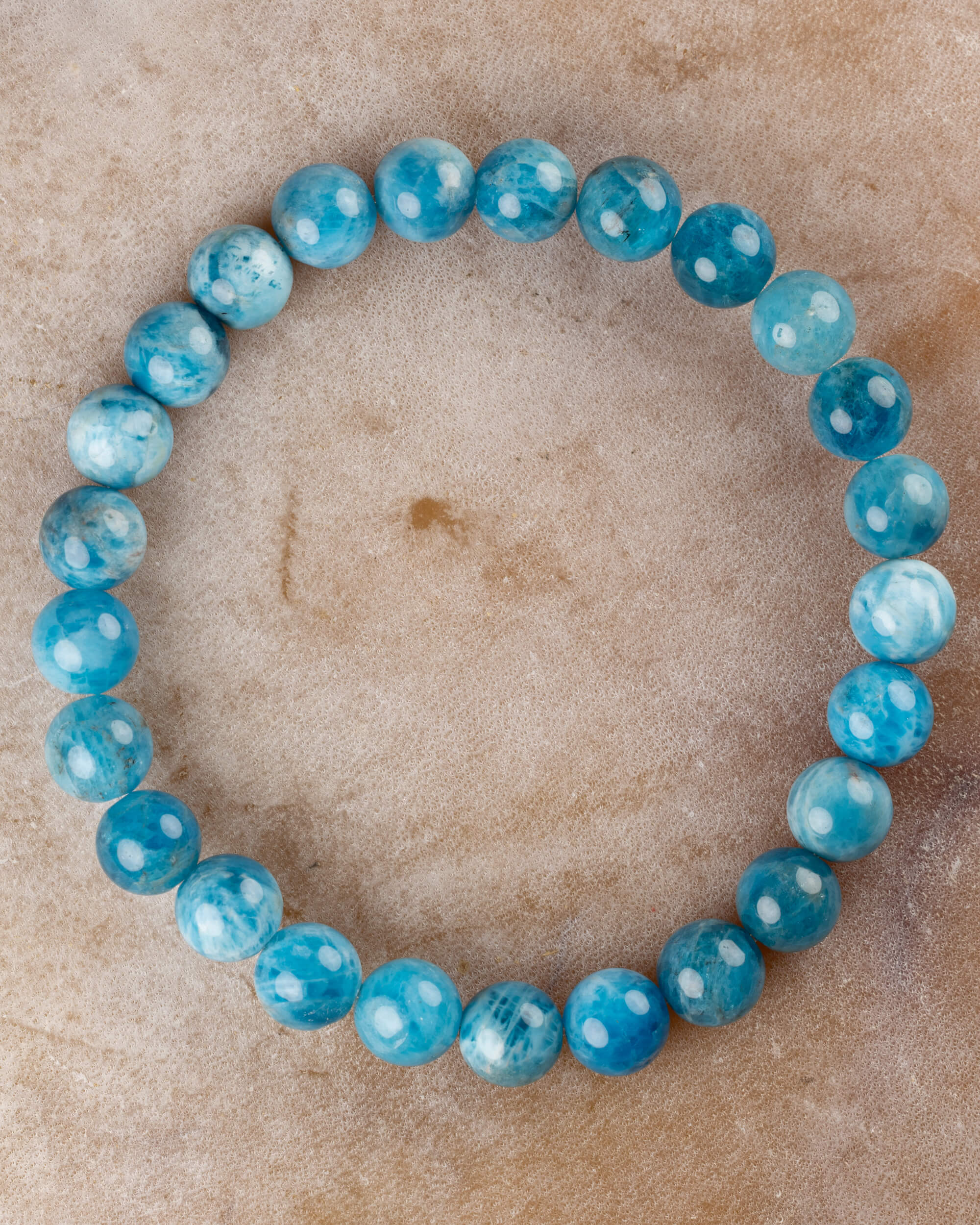 Pulsera de Apatita Azul de 8 mm, pieza completa sobre superficie clara