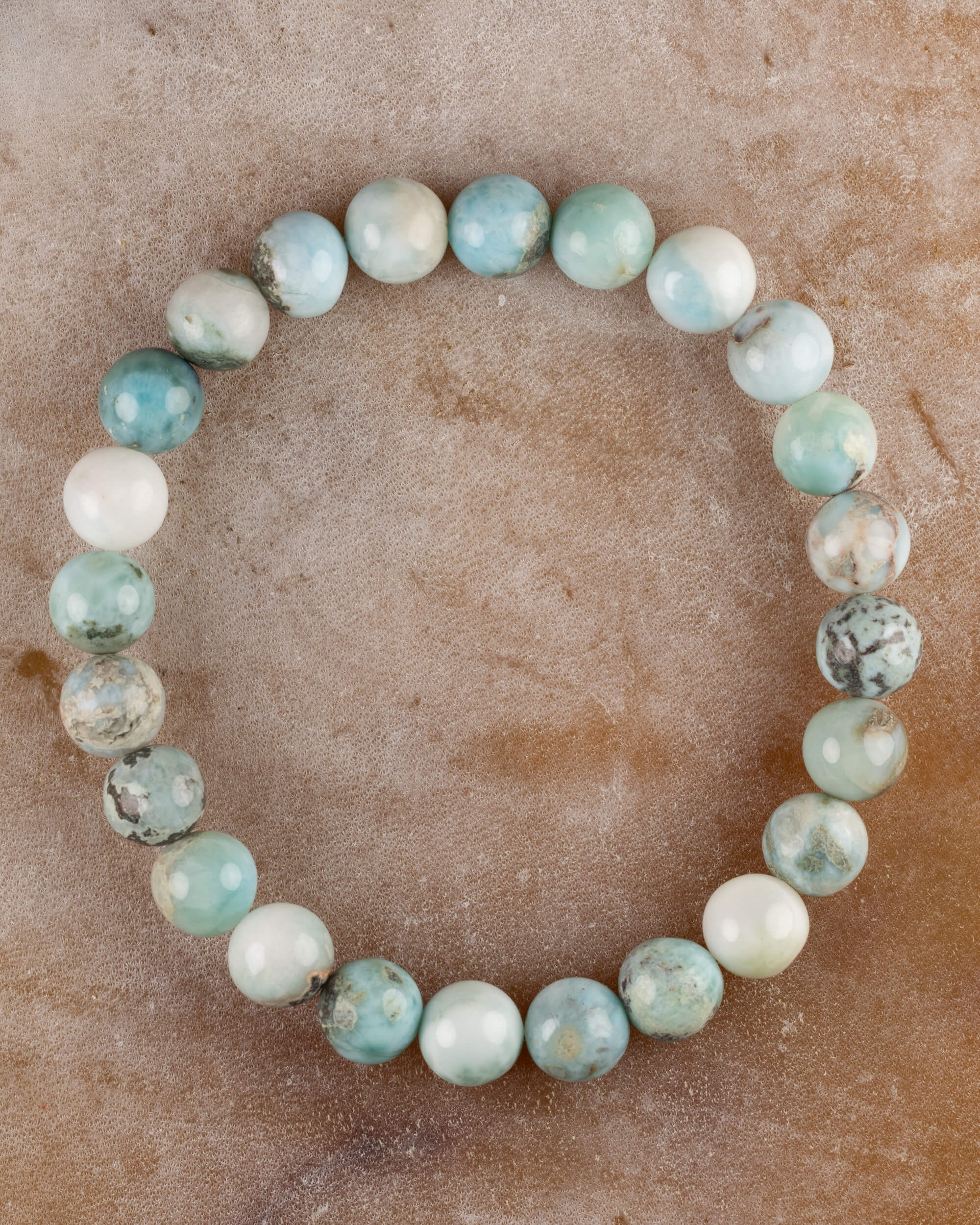Pulsera de Larimar, pieza completa sobre superficie clara
