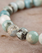 Pulsera de Larimar en angulo, cuentas azules y blancas en hilera