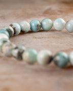 Pulsera de Larimar en curva, cuentas azules y blancas de cerca