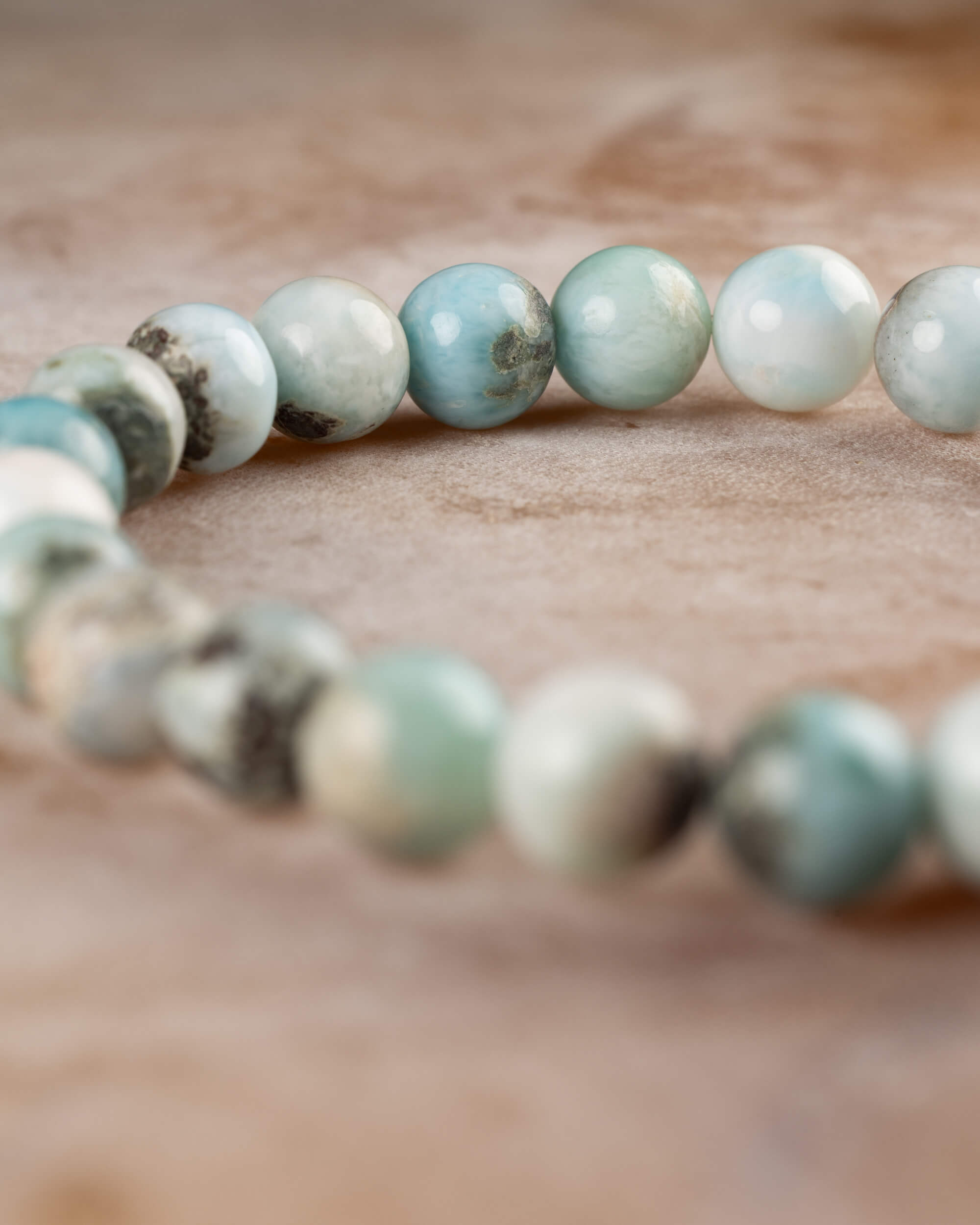 Pulsera de Larimar en curva, cuentas azules y blancas de cerca
