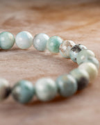 Pulsera de Larimar en angulo curvo, detalle de las cuentas moteadas