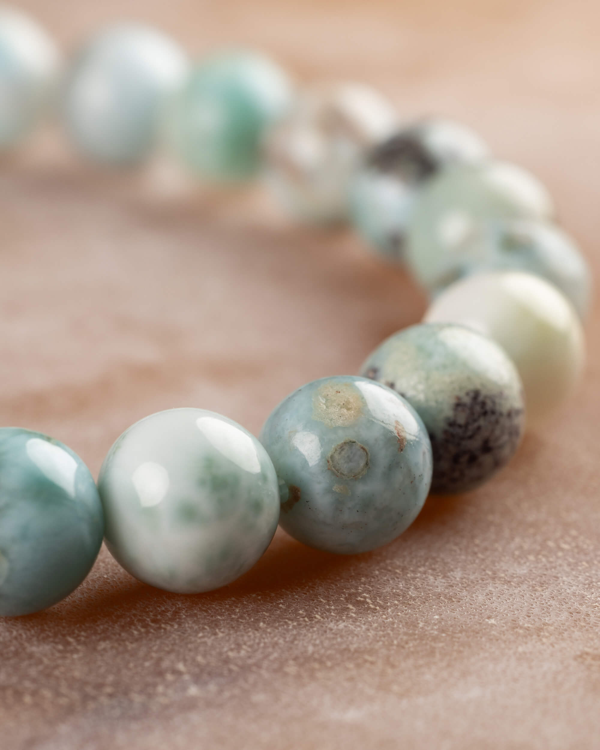 Pulsera de Larimar en angulo curvo, mostrando el veteado de cada cuenta