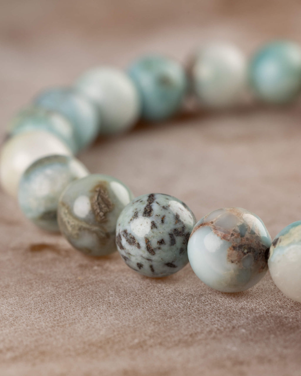 Pulsera de Larimar en curva, cuentas azul claro y blancas