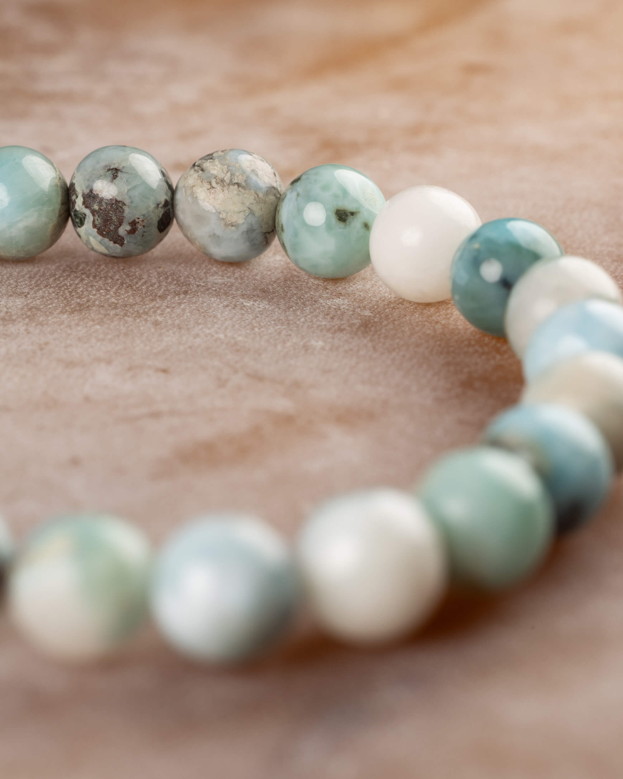 Pulsera de Larimar en curva, contraste de tonos azules y blancos