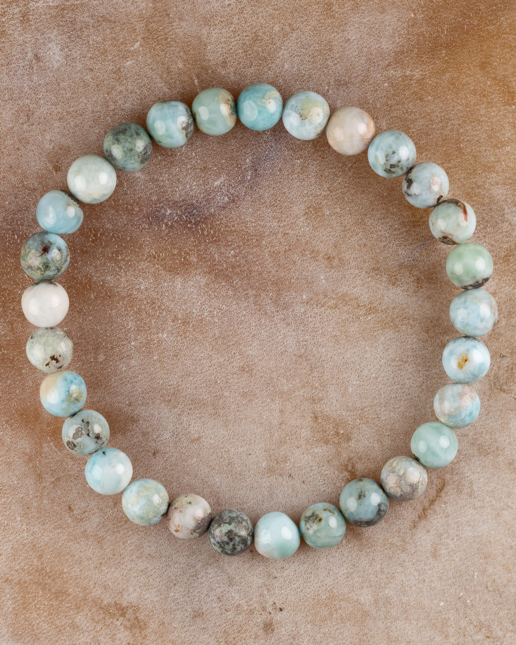 Pulsera de Larimar, pieza completa sobre superficie de mármol claro