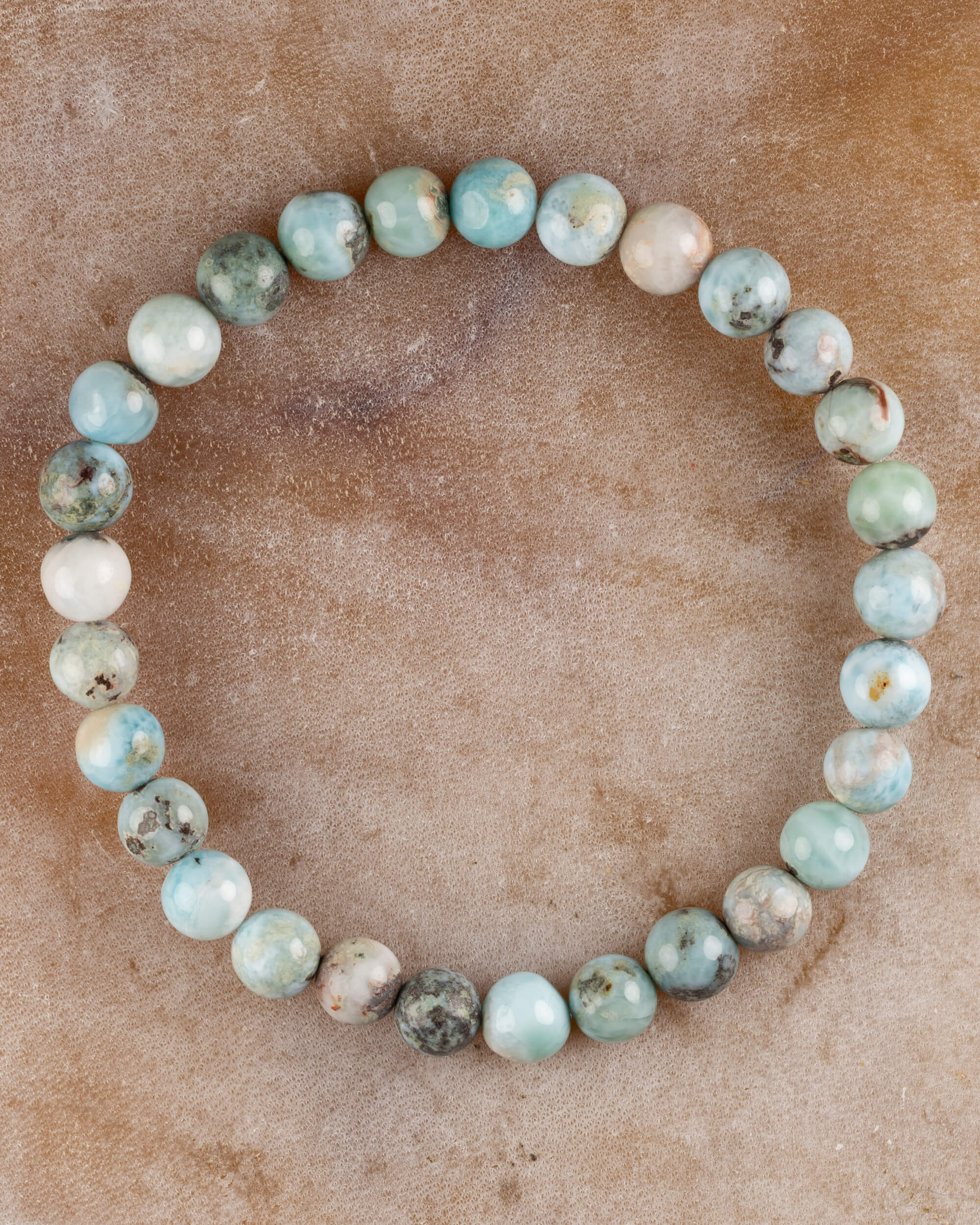 Pulsera de Larimar, pieza completa sobre superficie de mármol claro