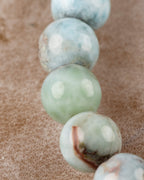 Detalle macro de las cuentas de Larimar con tonos azul y verde