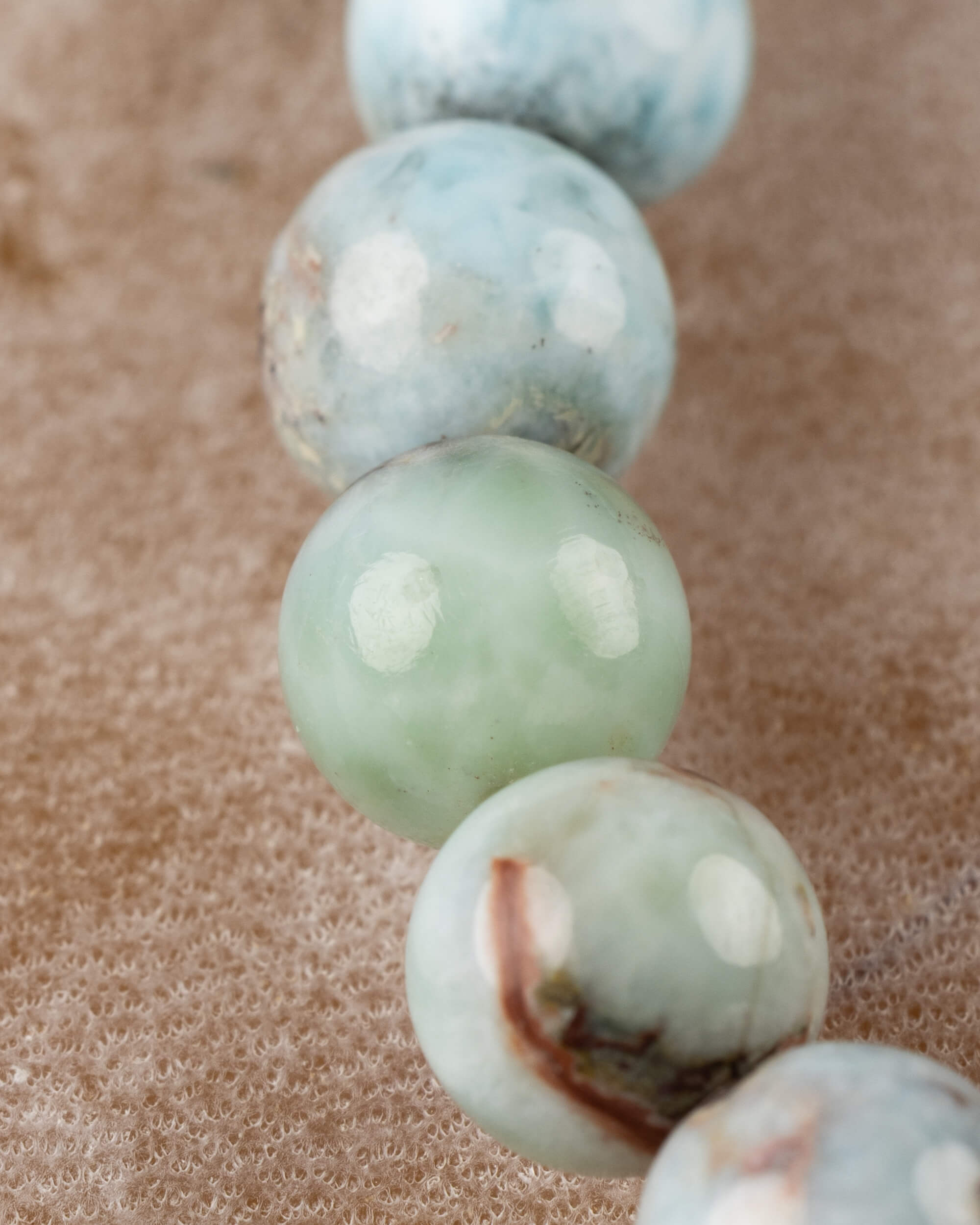 Detalle macro de las cuentas de Larimar con tonos azul y verde