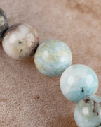 Detalle macro de las cuentas de Larimar con vetas cafes