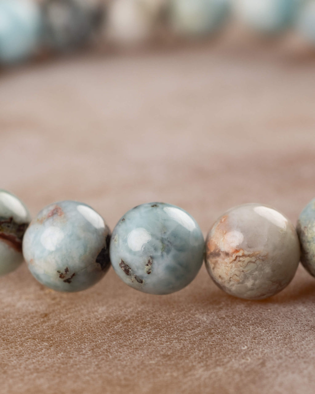 Pulsera de Larimar en curva, tonos azul y verde de las cuentas