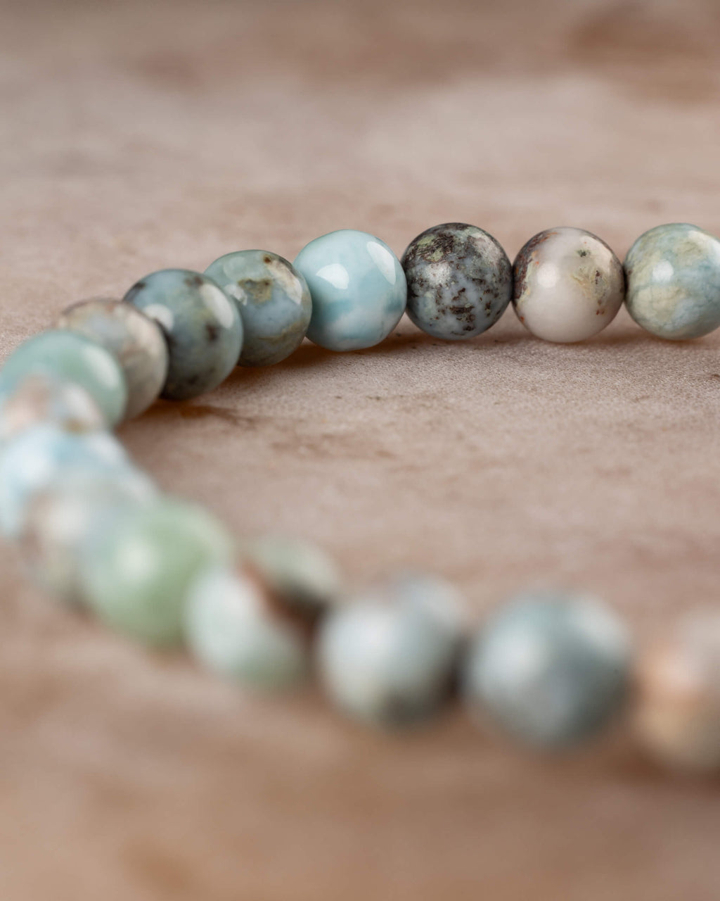 Pulsera de Larimar en angulo, cuentas azules y verdes en hilera