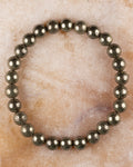 Pulsera de Pirita de 8 mm, pieza completa en círculo sobre superficie de mármol claro