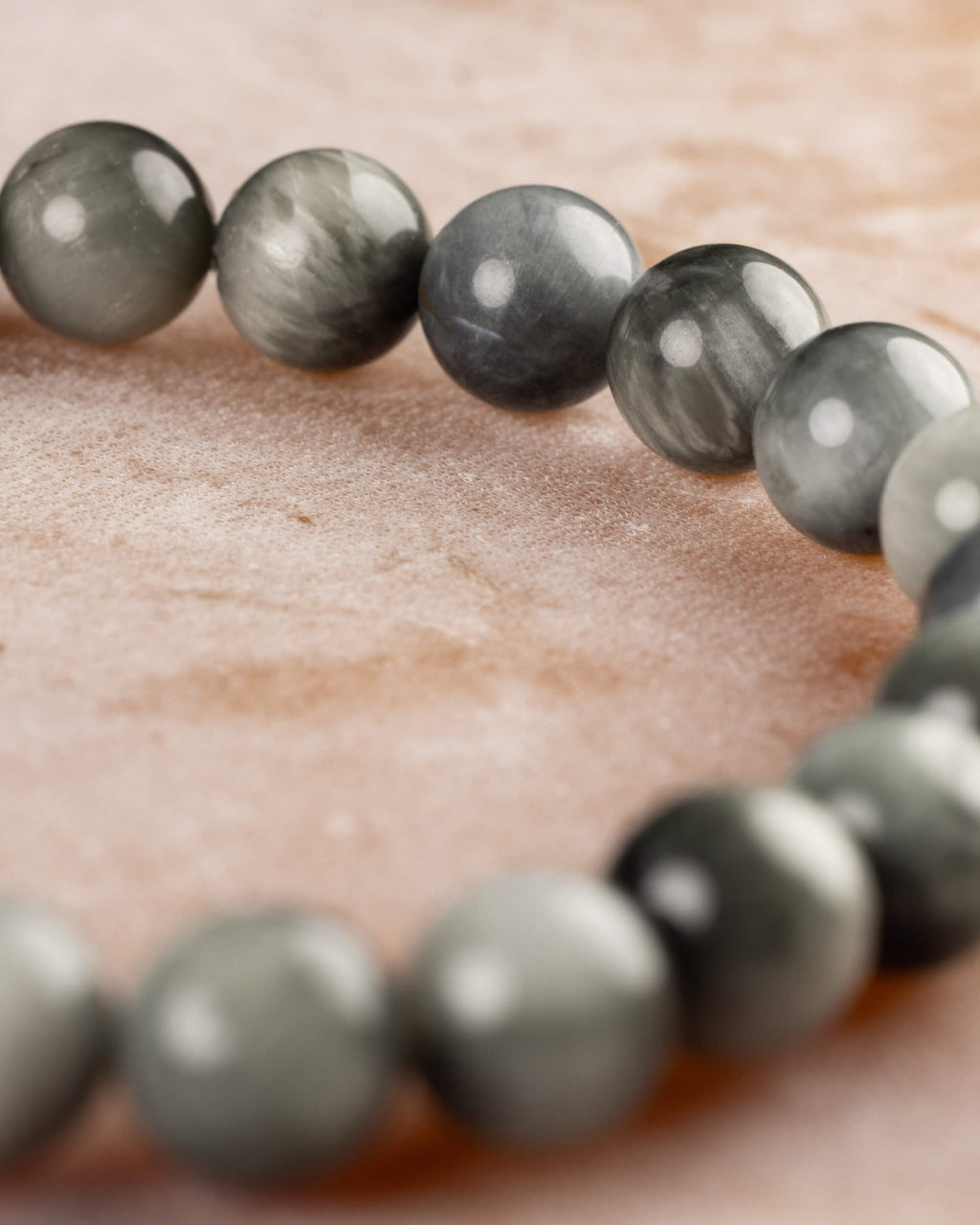Pulsera de Ojo de Halcon en curva, con doble hilera de cuentas visible