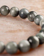 Pulsera de Ojo de Halcon en curva, con doble hilera de cuentas visible