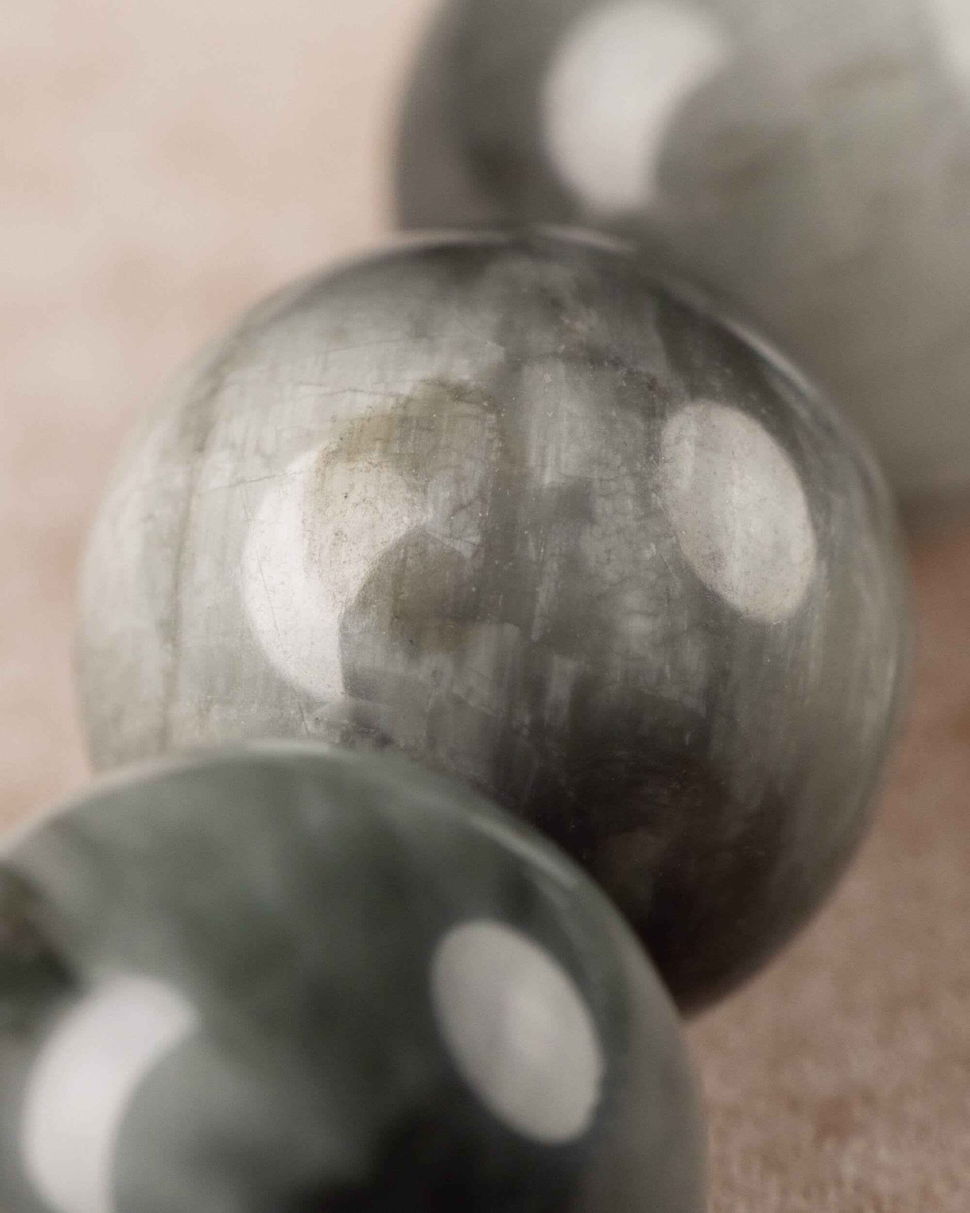 Detalle macro de las cuentas de Ojo de Halcon, con una hilera desenfocada al fondo