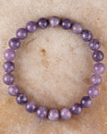 Pulsera de Lepidolita Uva, pieza completa sobre superficie clara