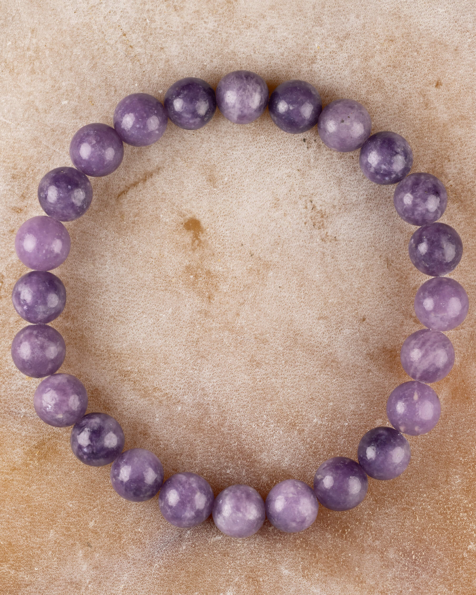 Pulsera de Lepidolita Uva, pieza completa sobre superficie clara