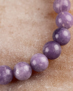 Pulsera de Lepidolita Uva en angulo curvo, tono morado de las cuentas