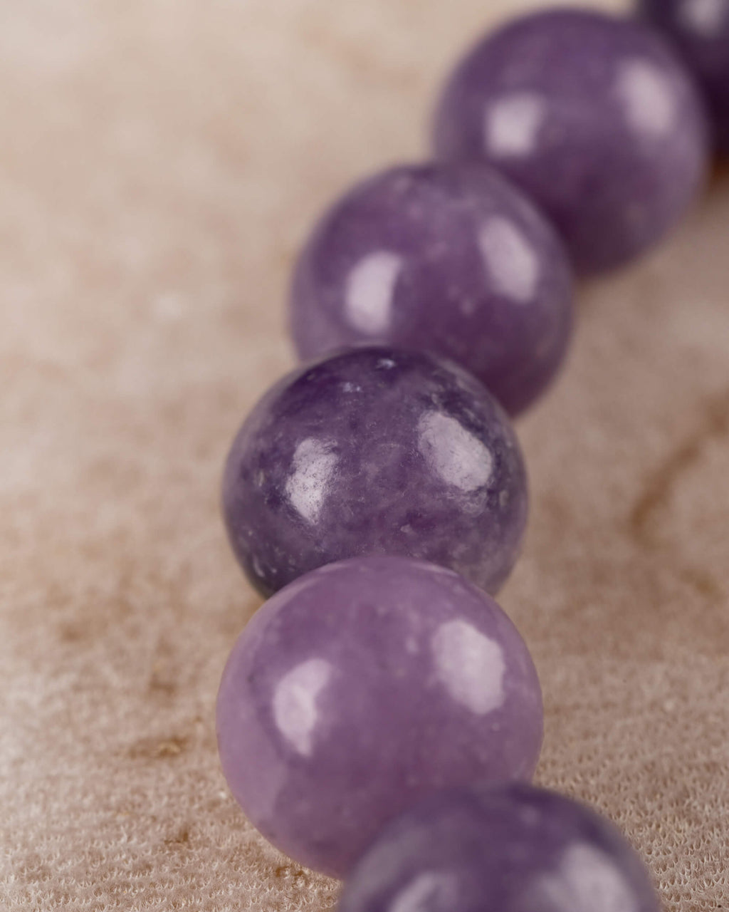 Pulsera de Lepidolita Uva en curva, detalle cercano de las cuentas