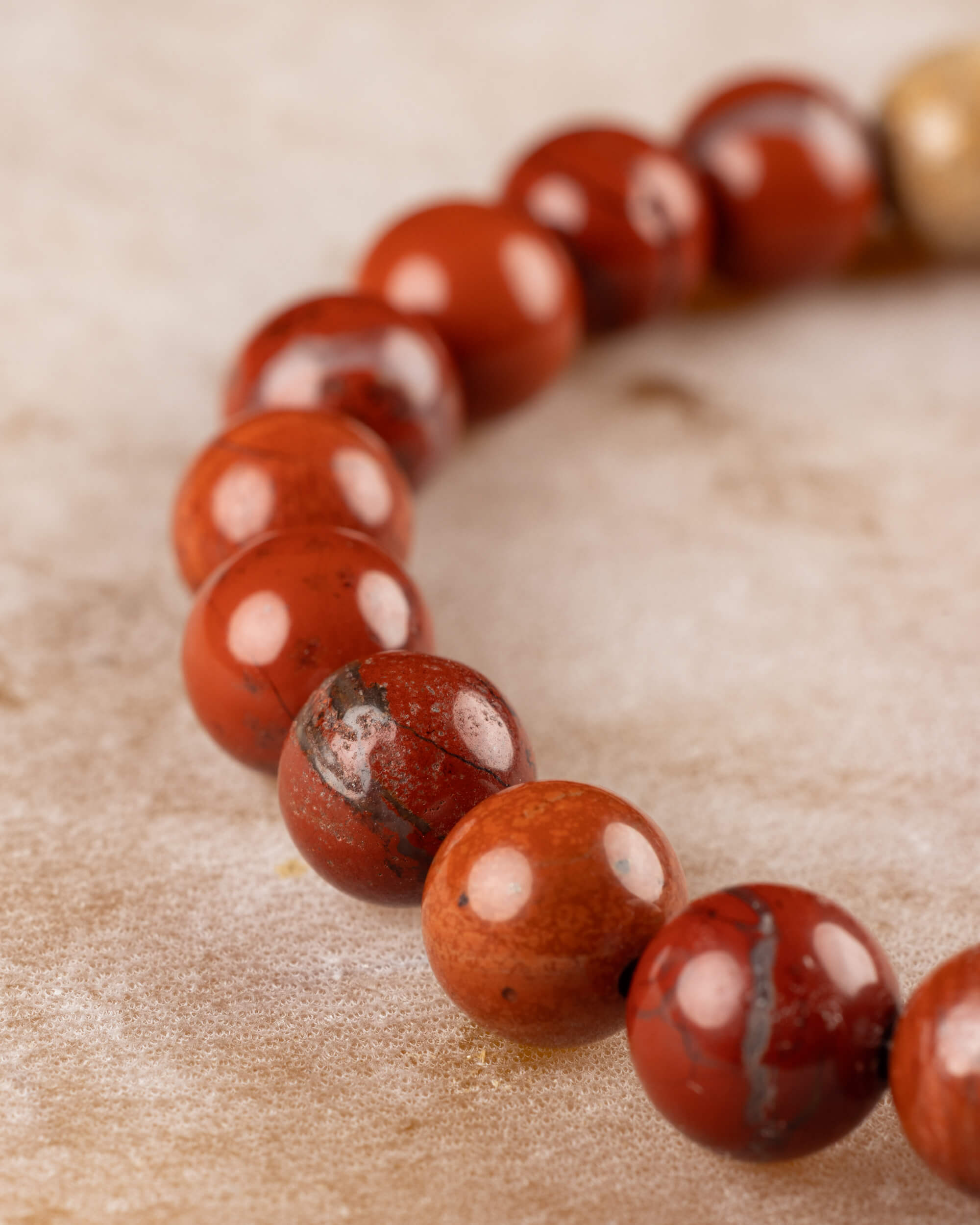 Pulsera de Jaspe Rojo en angulo curvo, con una cuenta clara de acento