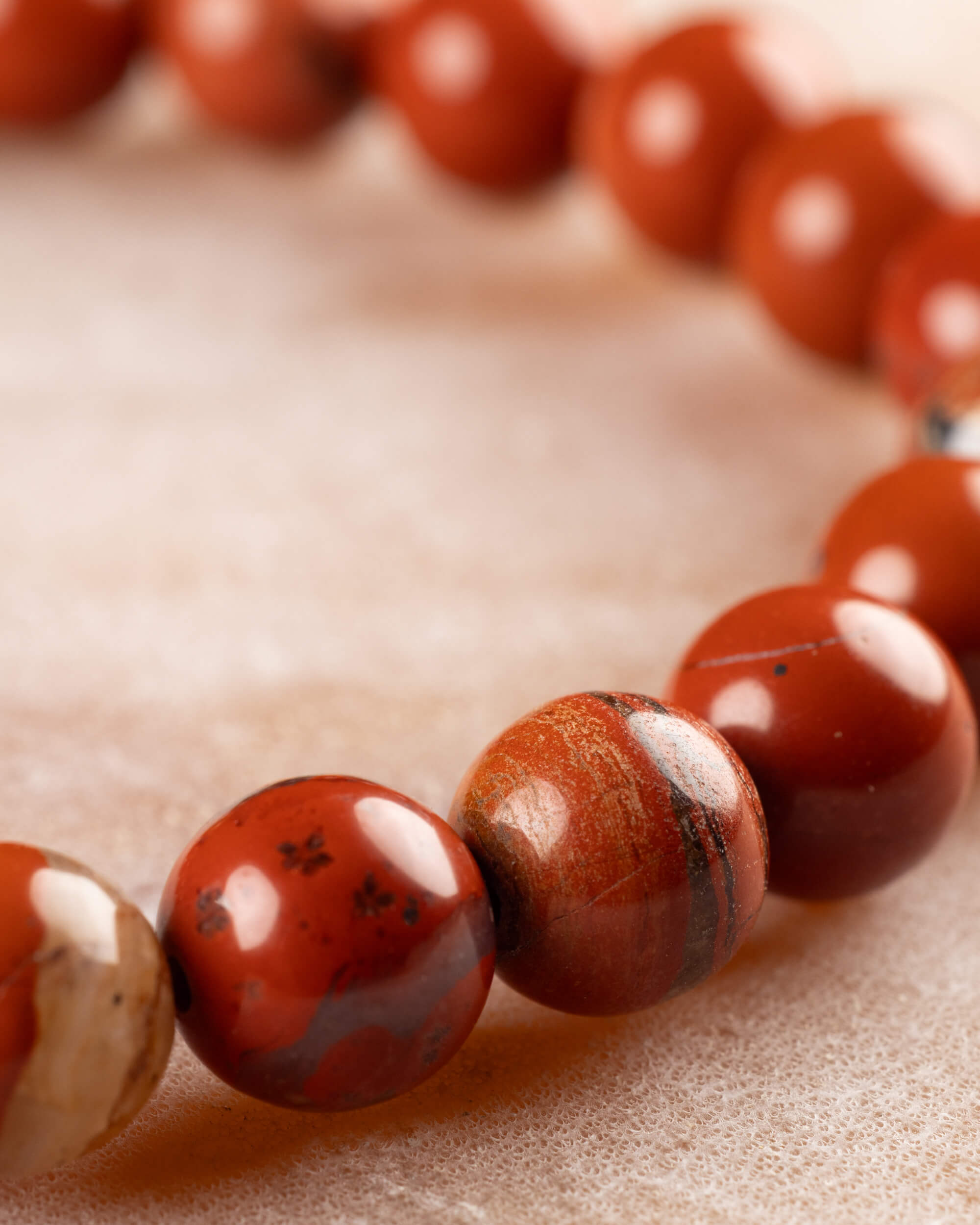 Pulsera de Jaspe Rojo en curva, cuentas rojas con una clara de acento