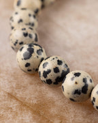 Cuentas de Jaspe Dalmata en angulo, manchas negras sobre fondo crema