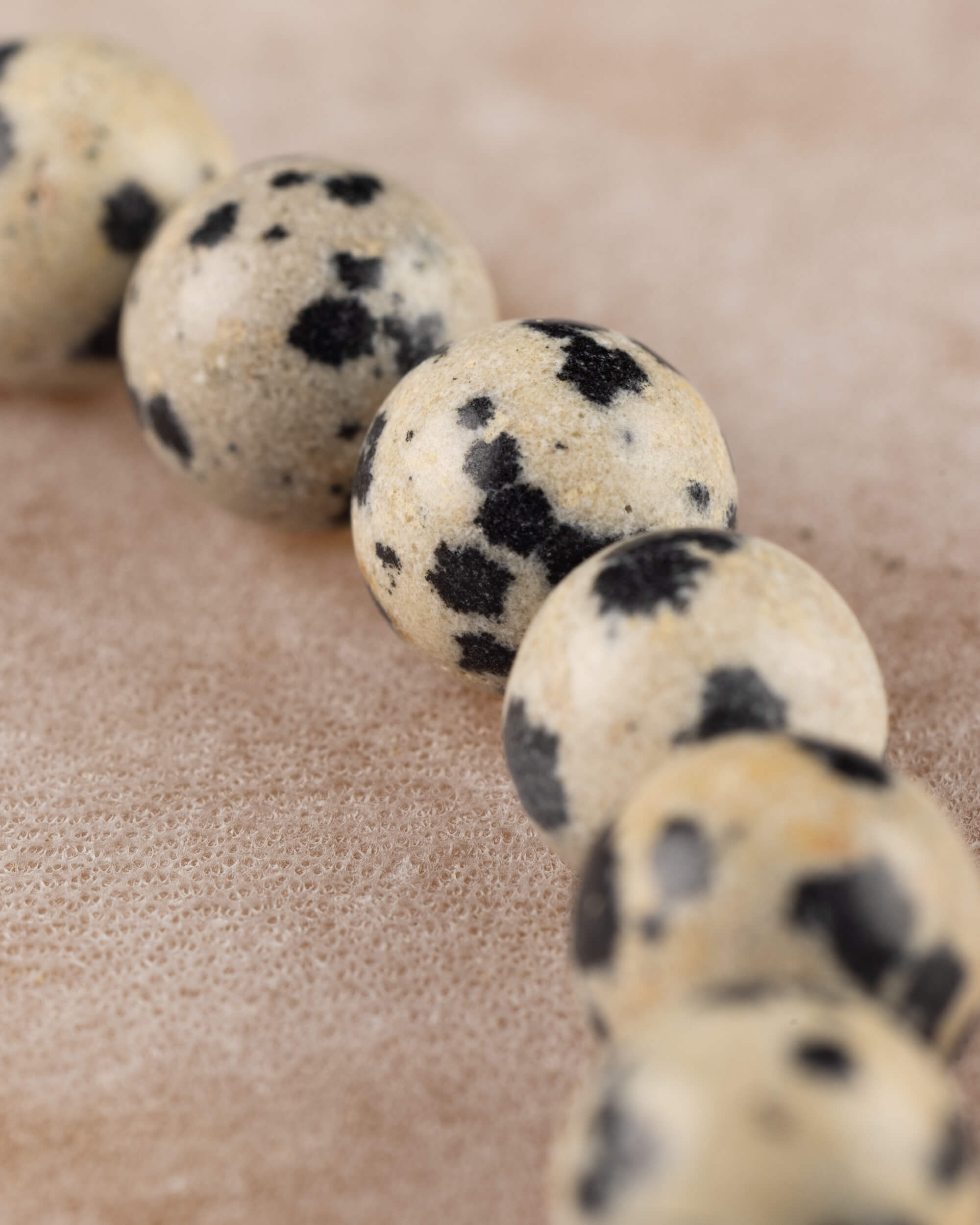 Fila de cuentas de Jaspe Dalmata con manchas negras irregulares