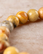 Detalle macro de cuentas de Ágata Mexicana con tonos amarillo, gris y naranja