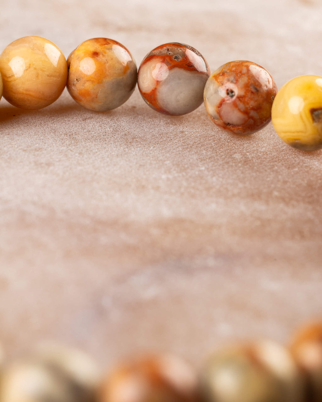 Pulsera de Ágata Mexicana en curva, cuentas nítidas al frente sobre superficie clara
