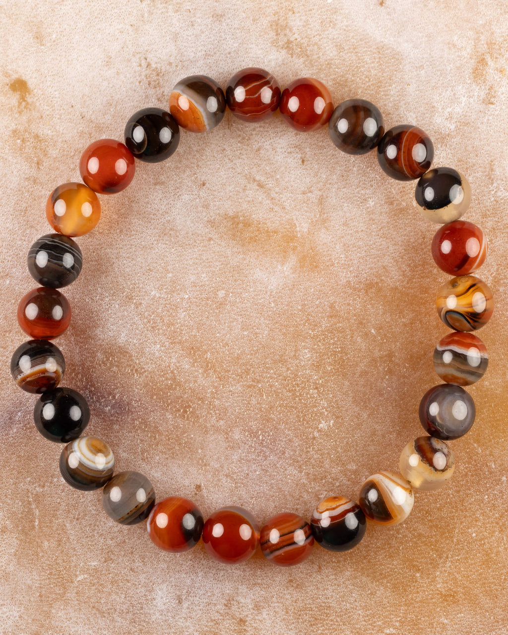 Pulsera de Cornalina Rojo y Negro de 8 mm, pieza completa sobre superficie clara