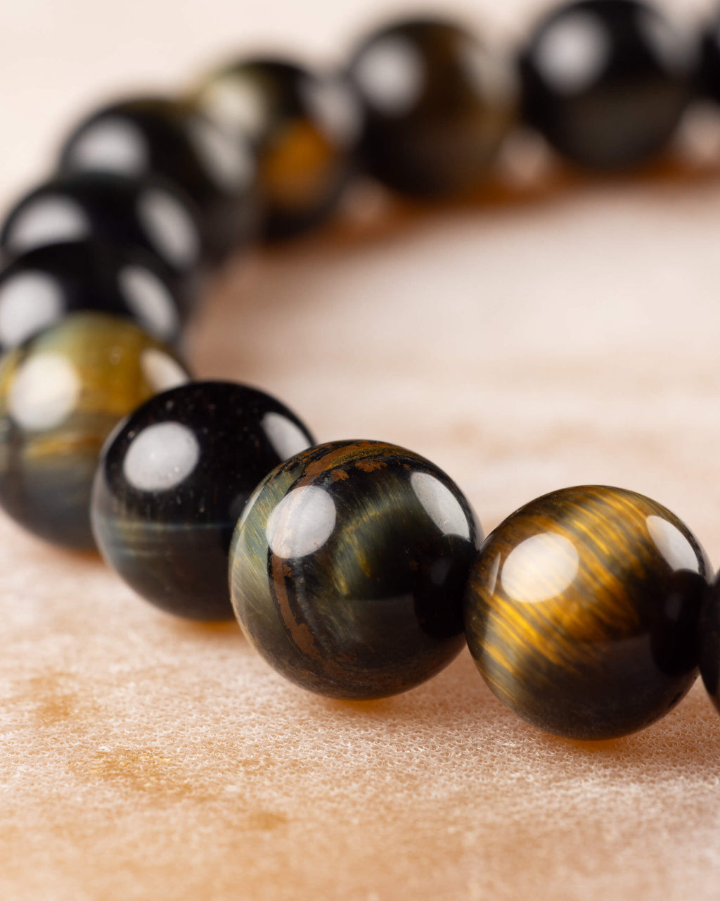 Pulsera de Ojo de Tigre Bicolor en perspectiva, cuentas redondas en fila