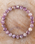 Pulsera de Turmalina Ciruela de 8 mm, pieza completa sobre superficie clara